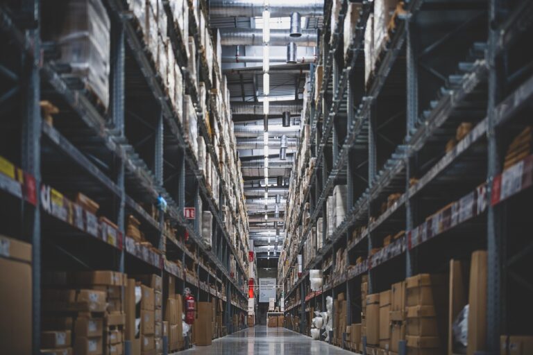 Dịch Vụ Fulfillment Là Gì? So Sánh Tự Vận Chuyển Bưu Điện Và Thuê Kho Bãi