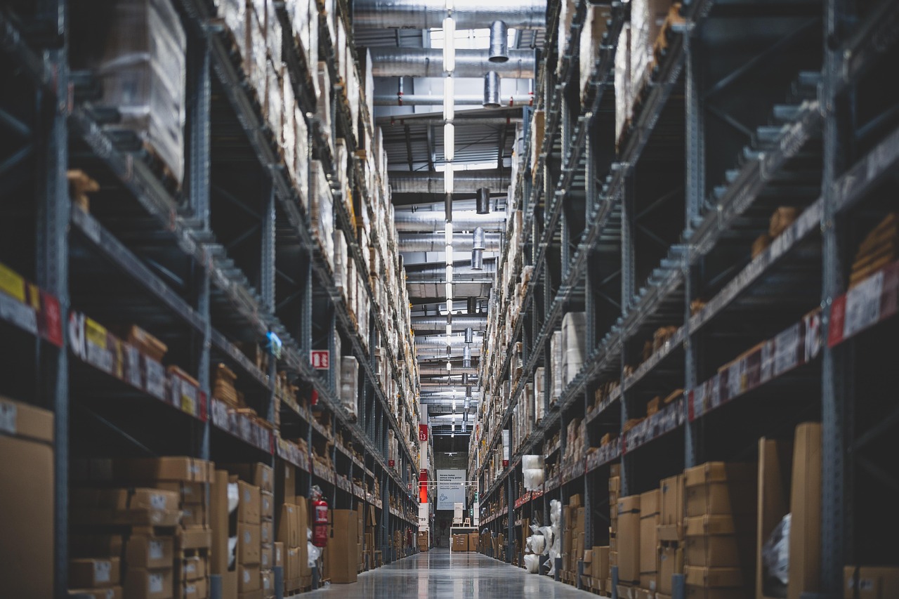 Dịch Vụ Fulfillment Là Gì? So Sánh Tự Vận Chuyển Bưu Điện Và Thuê Kho Bãi