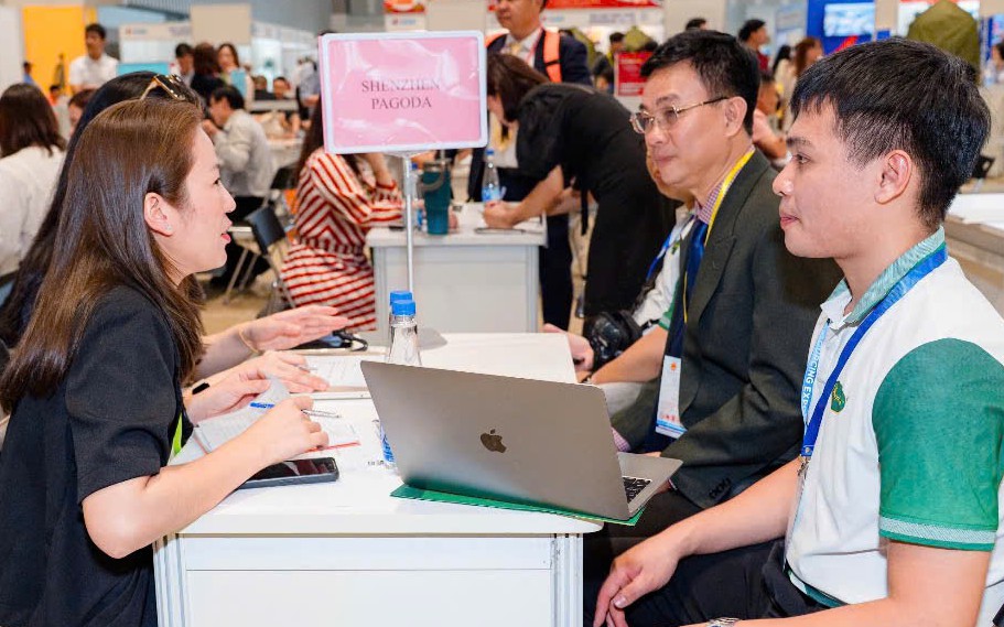 Bức Tranh Xuất Khẩu Việt Nam: Đột Phá Từ Công Nghệ, Thủy Sản Đến Làn Sóng Chuyển Dịch Chuỗi Cung Ứng Toàn Cầu